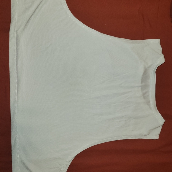 2 crop tanks - Picture 7 of 7